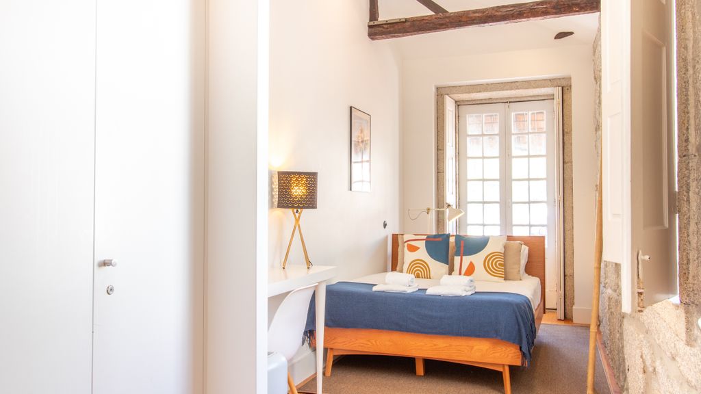 Dirk Apartment - Almada 3º T by LovelyStay