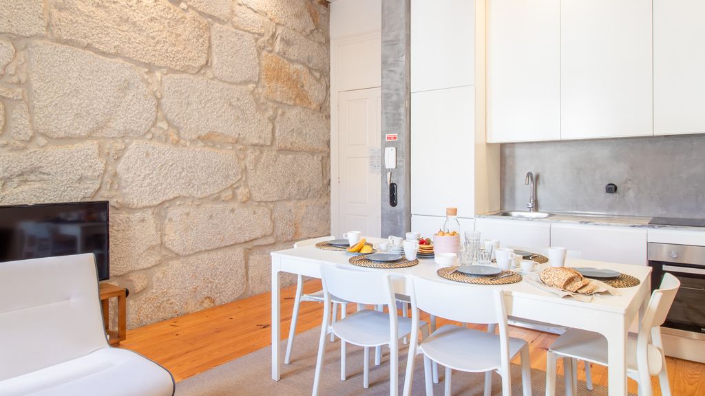Dirk Apartment - Almada 3º T by LovelyStay
