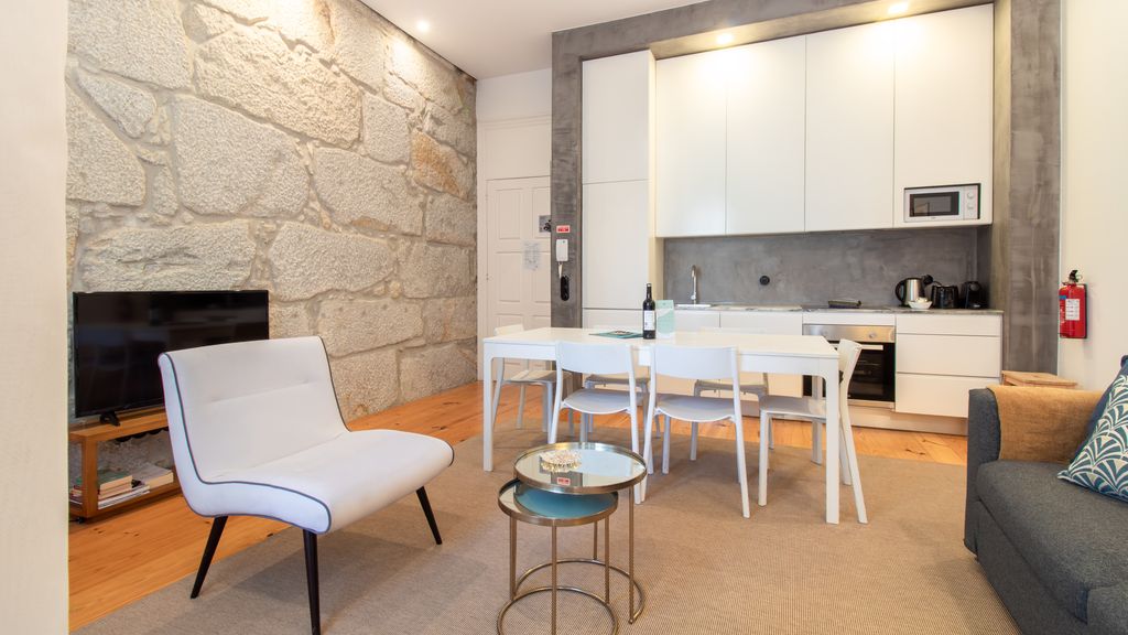 Dirk Apartment - Almada 3º T by LovelyStay
