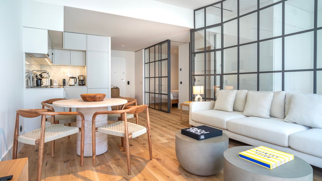EDiTiON 147 - Luxury Beachfront Apt by LovelyStay