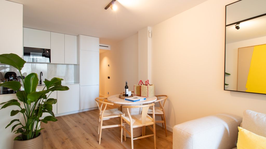 EDiTiON 309 - Beachfront Loft by LovelyStay