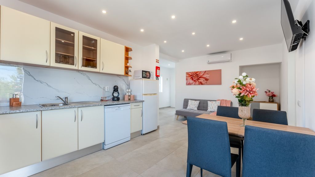 Vivenda Neves APT II in Albufeira by LovelyStay