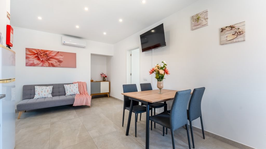 Vivenda Neves APT II in Albufeira by LovelyStay