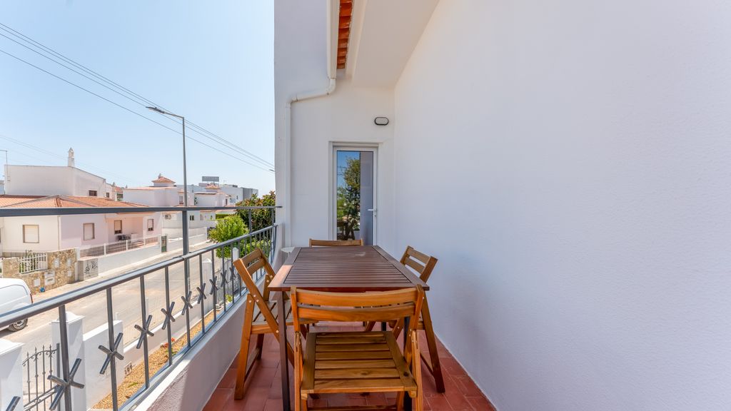 Vivenda Neves APT II in Albufeira by LovelyStay