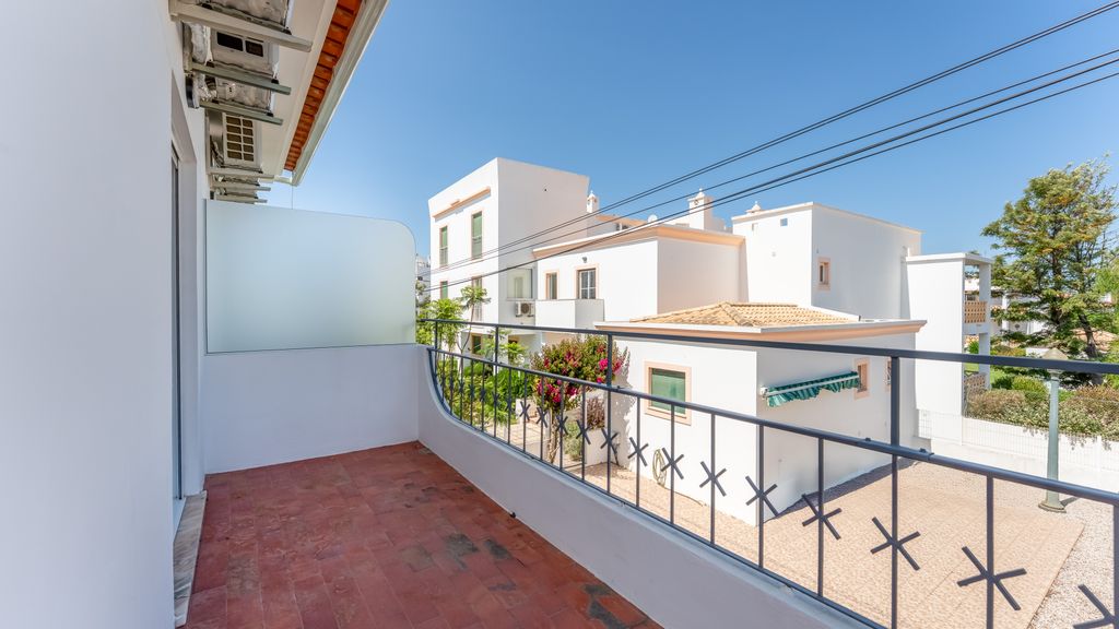 Vivenda Neves APT II in Albufeira by LovelyStay