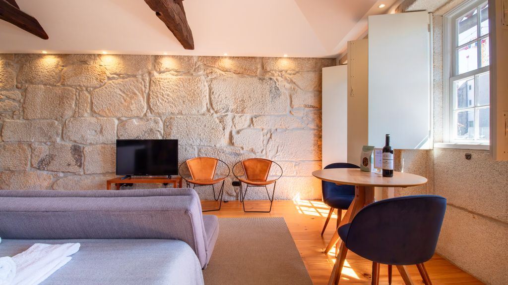 Dirk Apartment - Almada 4º F by LovelyStay
