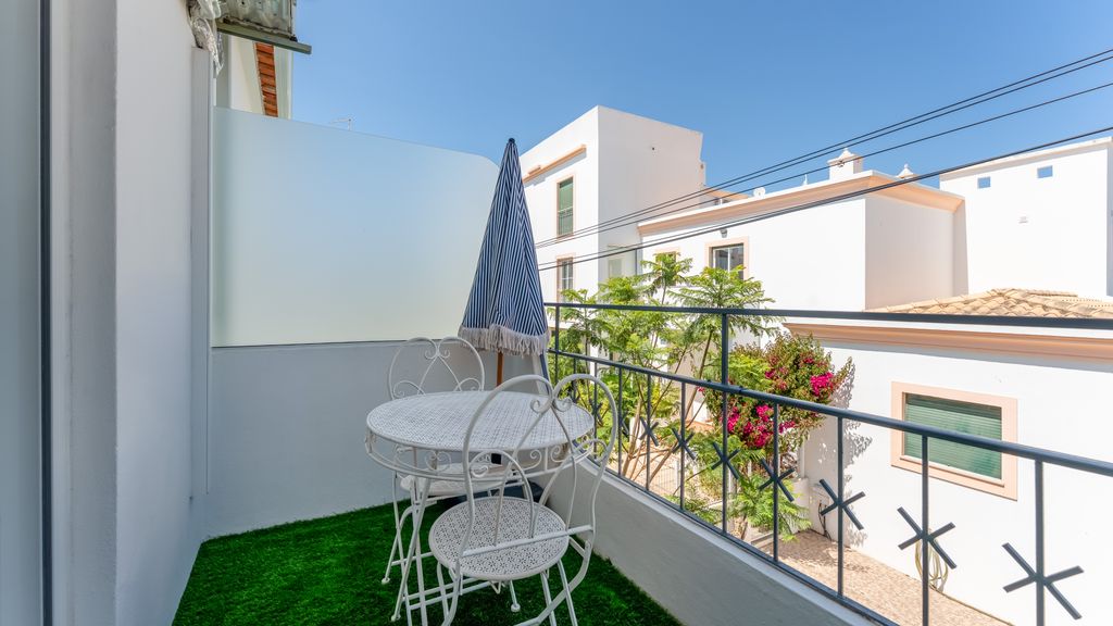 Vivenda Neves APT III in Albufeira by LovelyStay