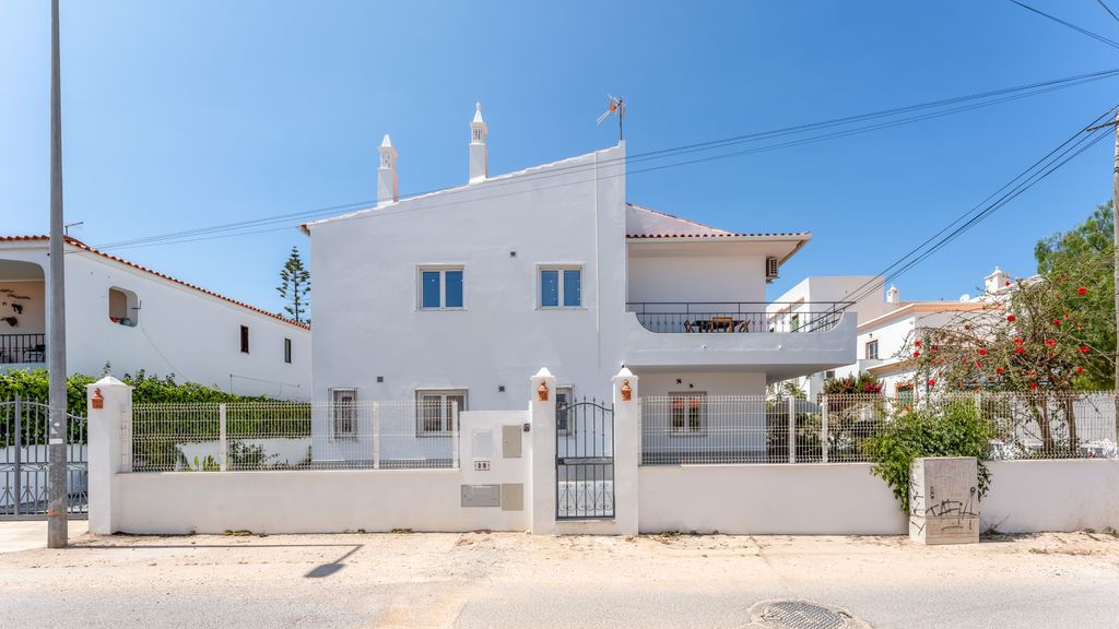 Vivenda Neves APT III in Albufeira by LovelyStay