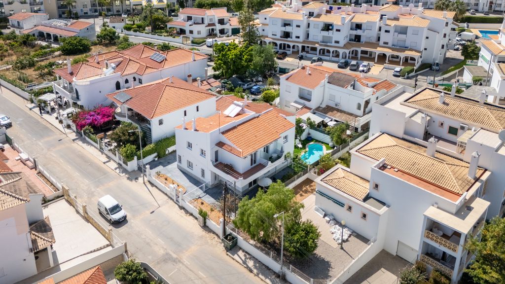 Vivenda Neves APT III in Albufeira by LovelyStay