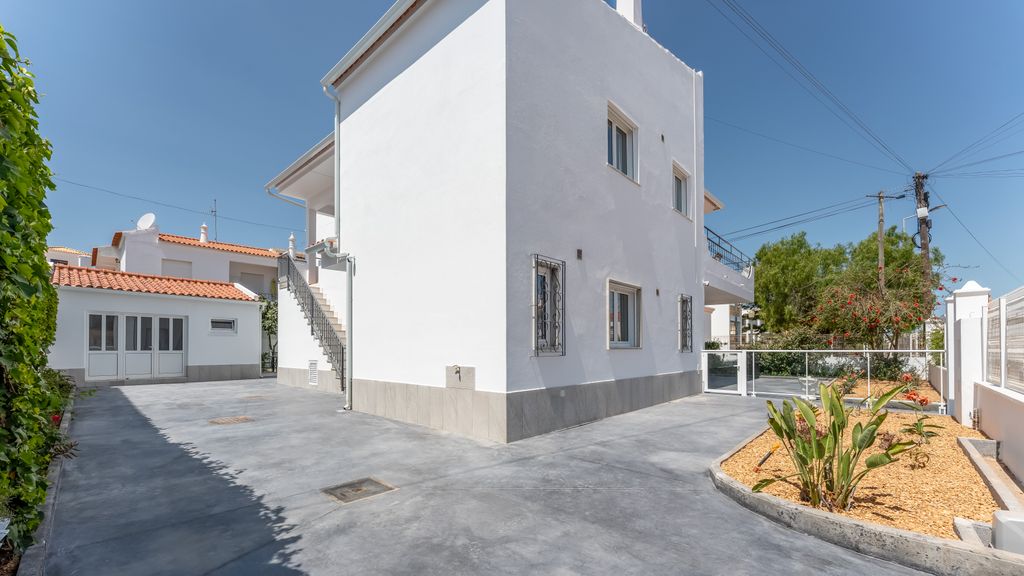 Vivenda Neves APT III in Albufeira by LovelyStay