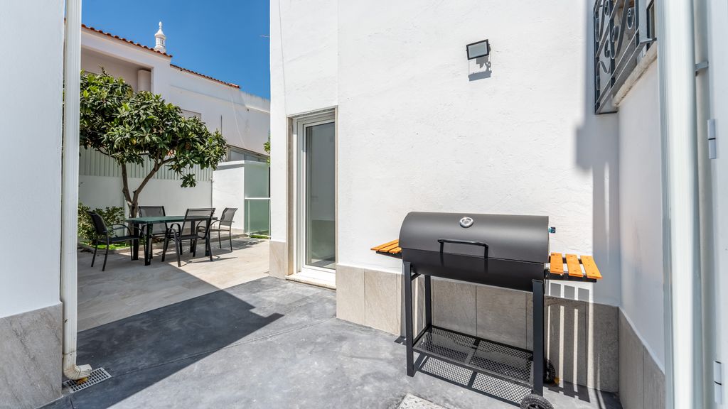 Vivenda Neves APT III in Albufeira by LovelyStay
