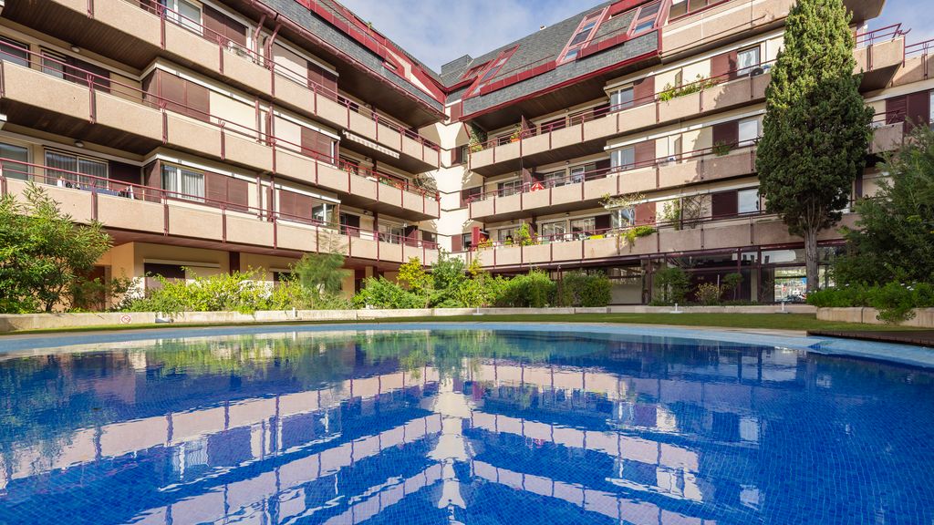 Estoril Upscale Apartment w/ Pool by LovelyStay