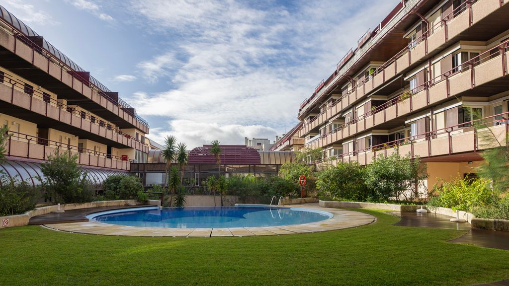 Estoril Upscale Apartment w/ Pool by LovelyStay