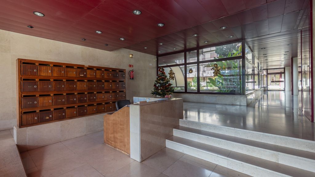 Estoril Upscale Apartment w/ Pool by LovelyStay