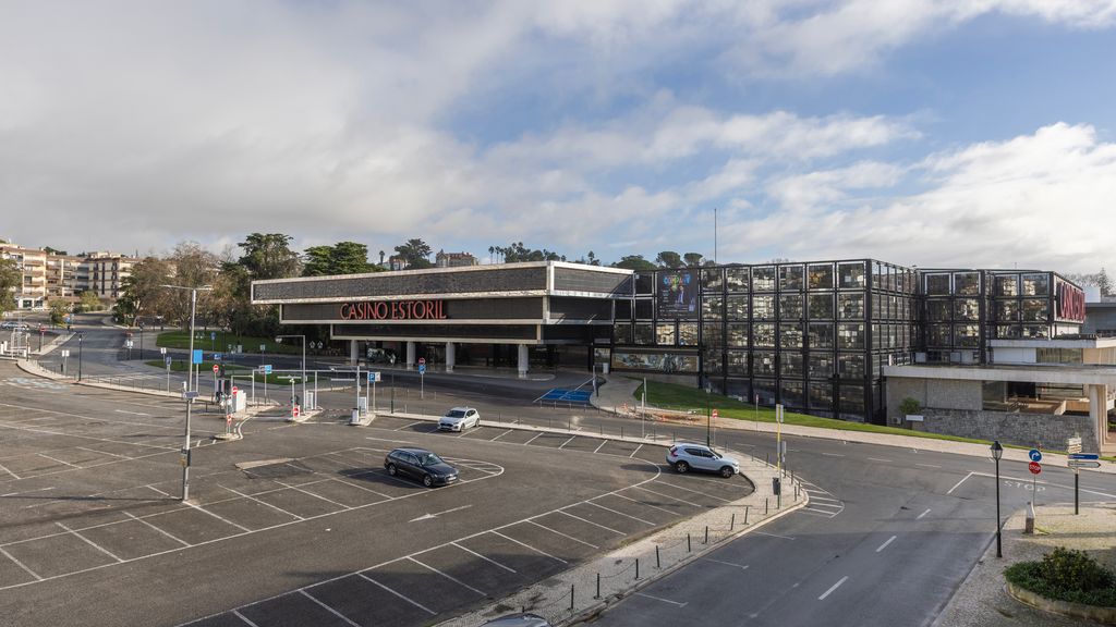Estoril Upscale Apartment w/ Pool by LovelyStay