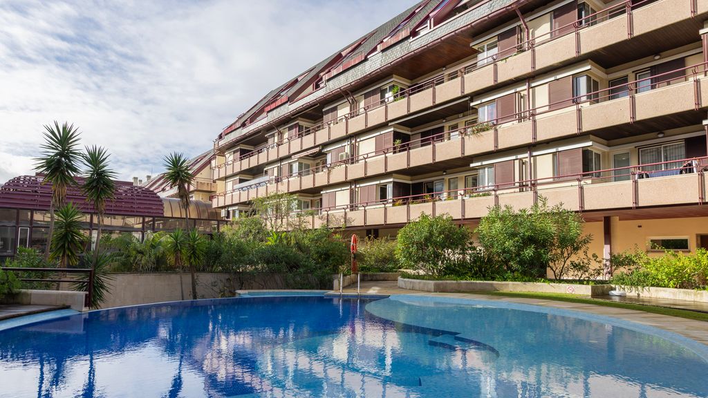 Estoril Upscale Apartment w/ Pool by LovelyStay