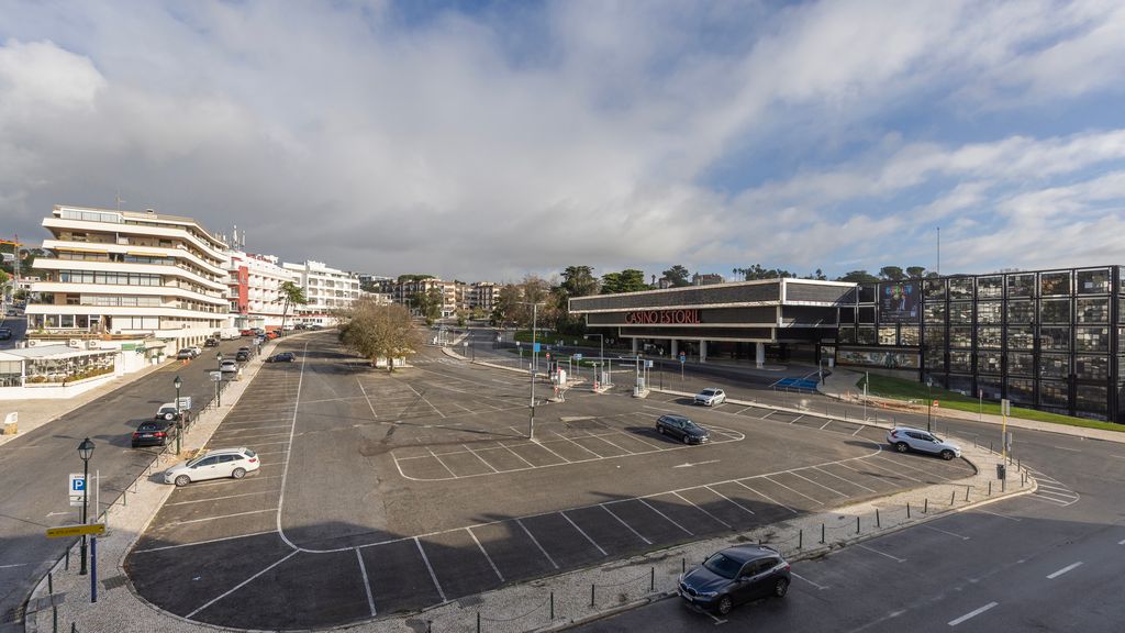 Estoril Upscale Apartment w/ Pool by LovelyStay