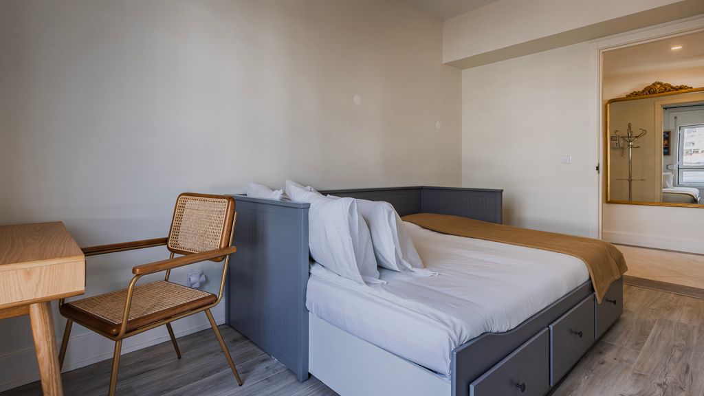 Estoril Upscale Apartment w/ Pool by LovelyStay