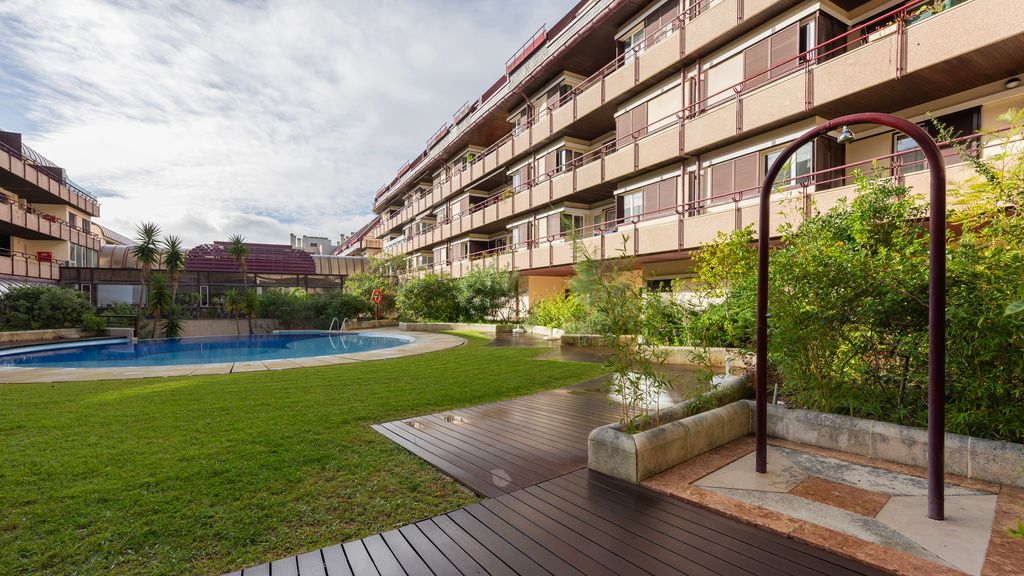 Estoril Upscale Apartment w/ Pool by LovelyStay