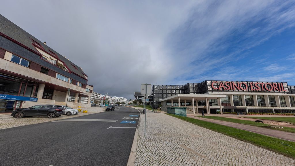 Estoril Upscale Apartment w/ Pool by LovelyStay