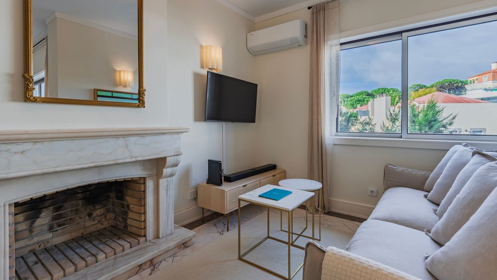 Estoril Upscale Apartment w/ Pool by LovelyStay