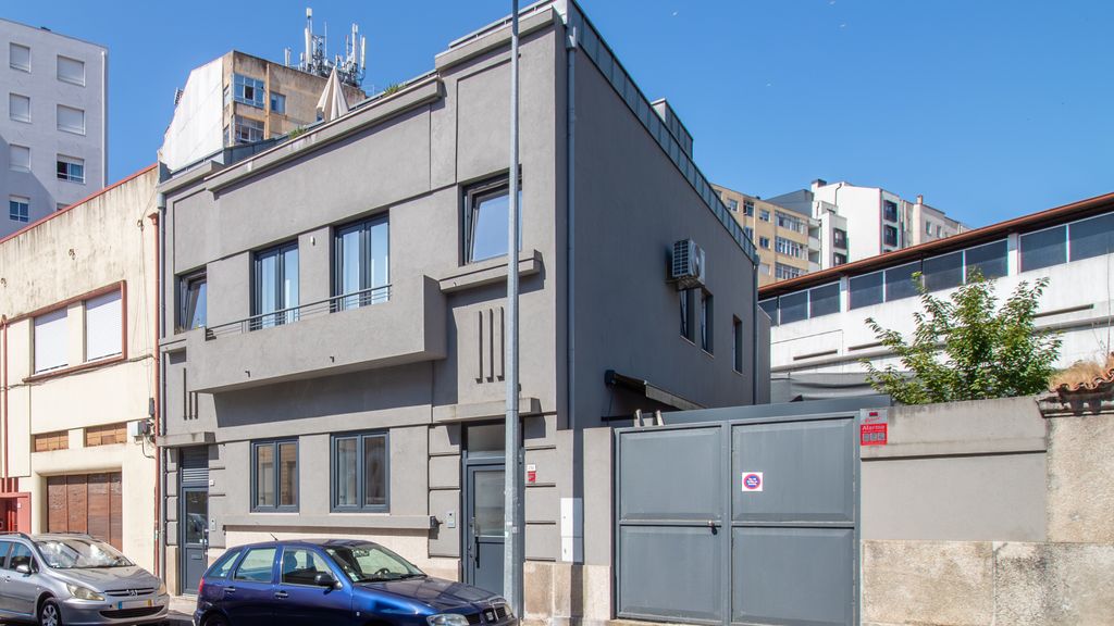 Chic Campanhã Home w/ Free Parking by LovelyStay