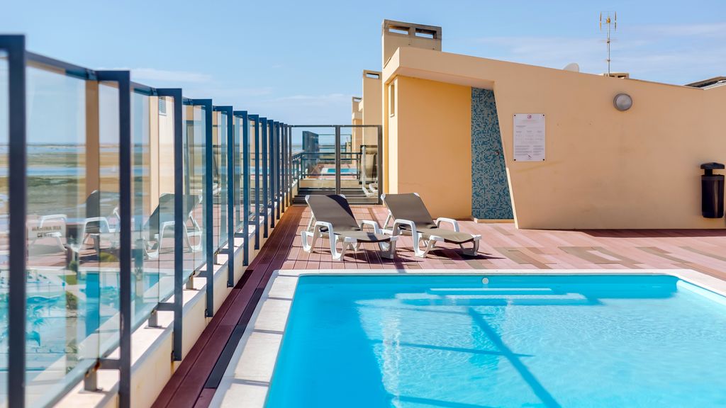 Modern 1BDR Flat w/Pool in Marina by LovelyStay