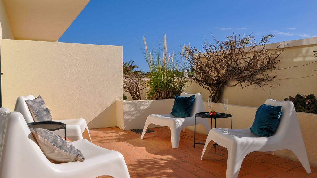 2BDR Townhouse Duplex with Pool by LovelyStay