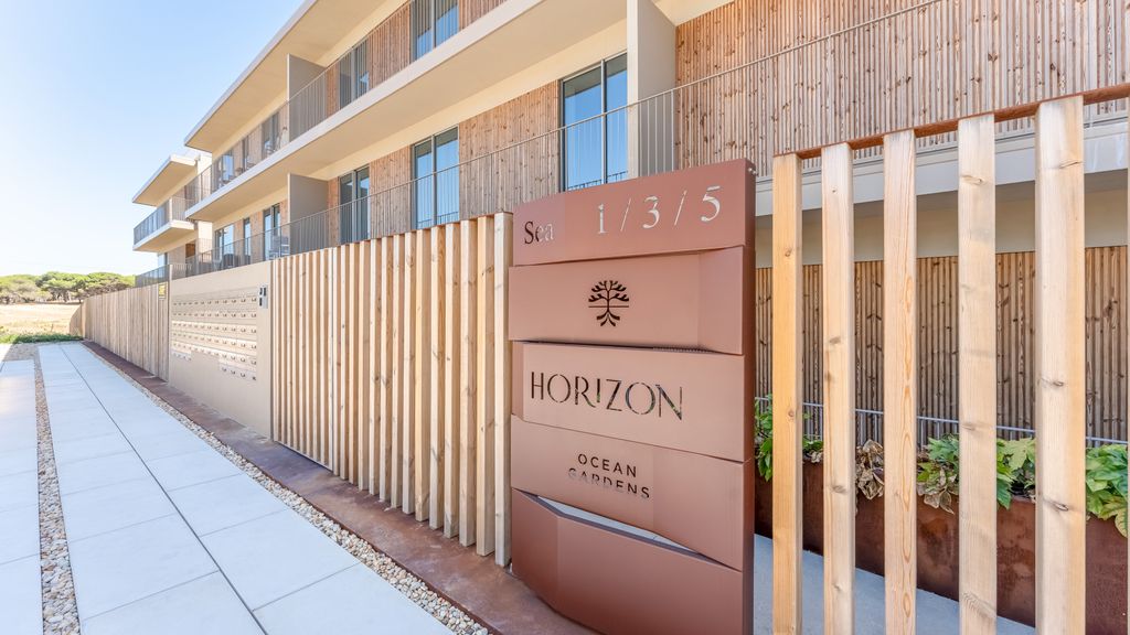 Luxury 1Bdr Flat w/Pool in Quarteira by LovelyStay