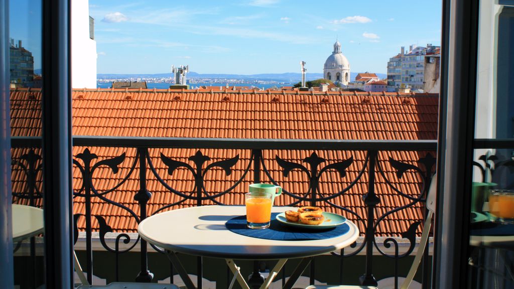 Sunny 3BDR Apartment in Graça by LovelyStay
