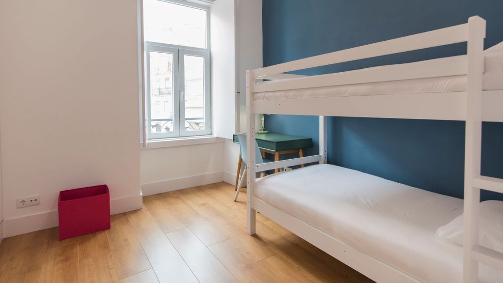 Sunny 3BDR Apartment in Graça by LovelyStay