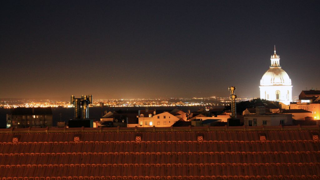 Sunny 3BDR Apartment in Graça by LovelyStay