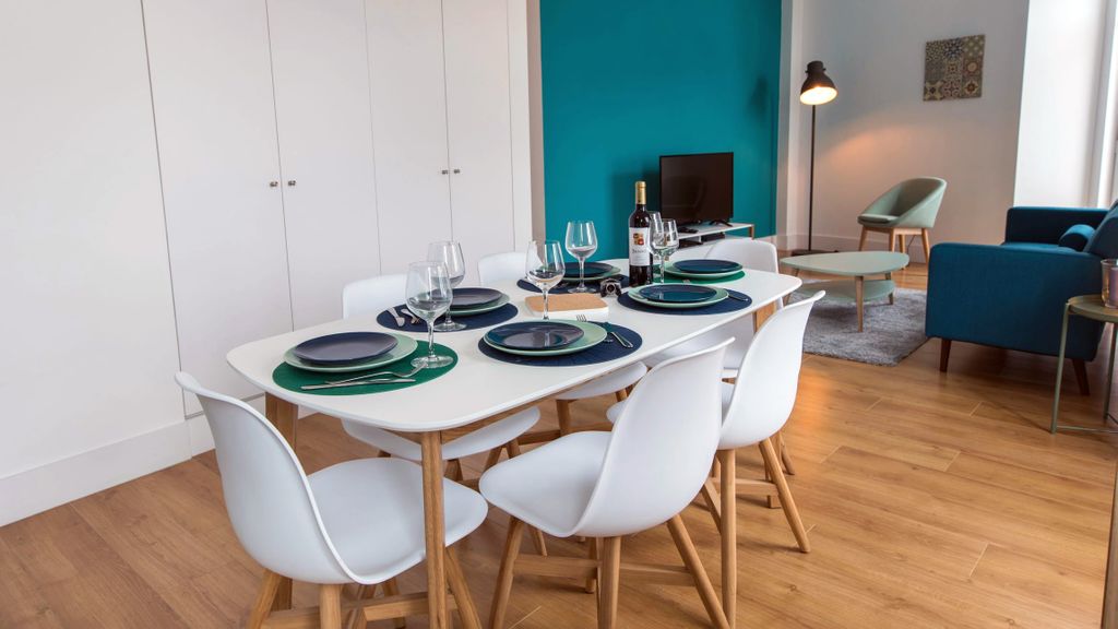 Sunny 3BDR Apartment in Graça by LovelyStay