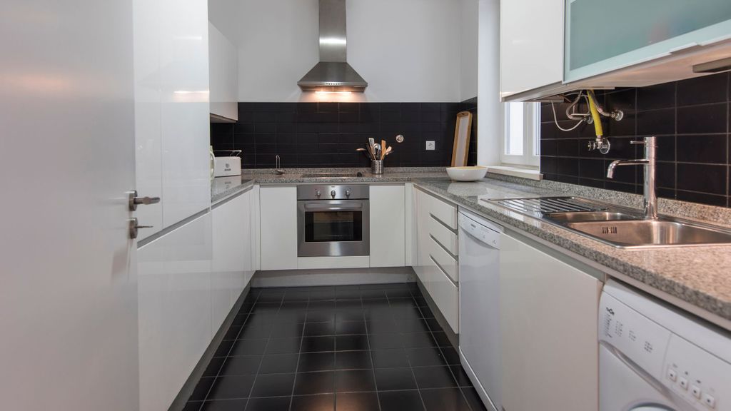 Sunny 3BDR Apartment in Graça by LovelyStay