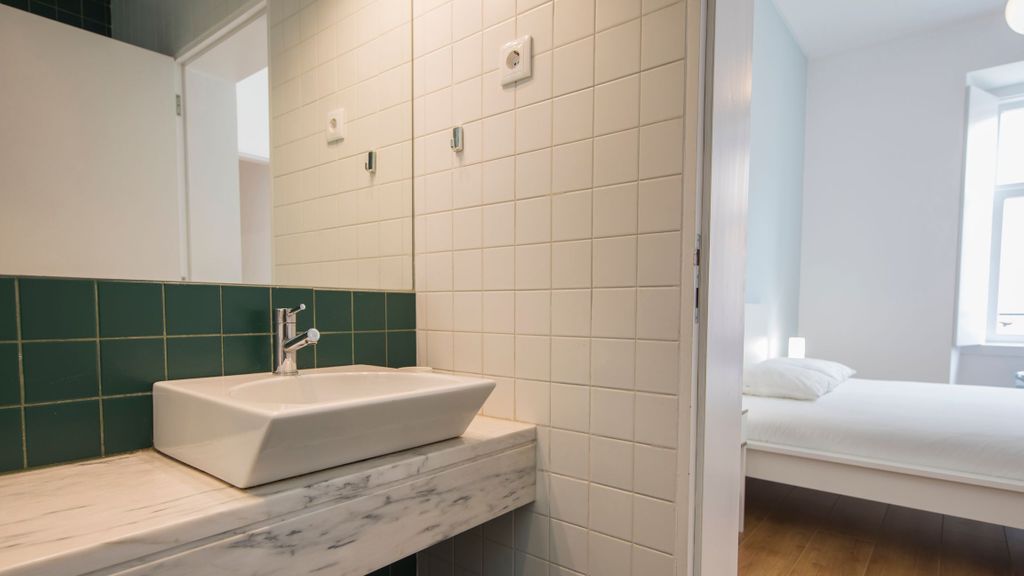 Sunny 3BDR Apartment in Graça by LovelyStay