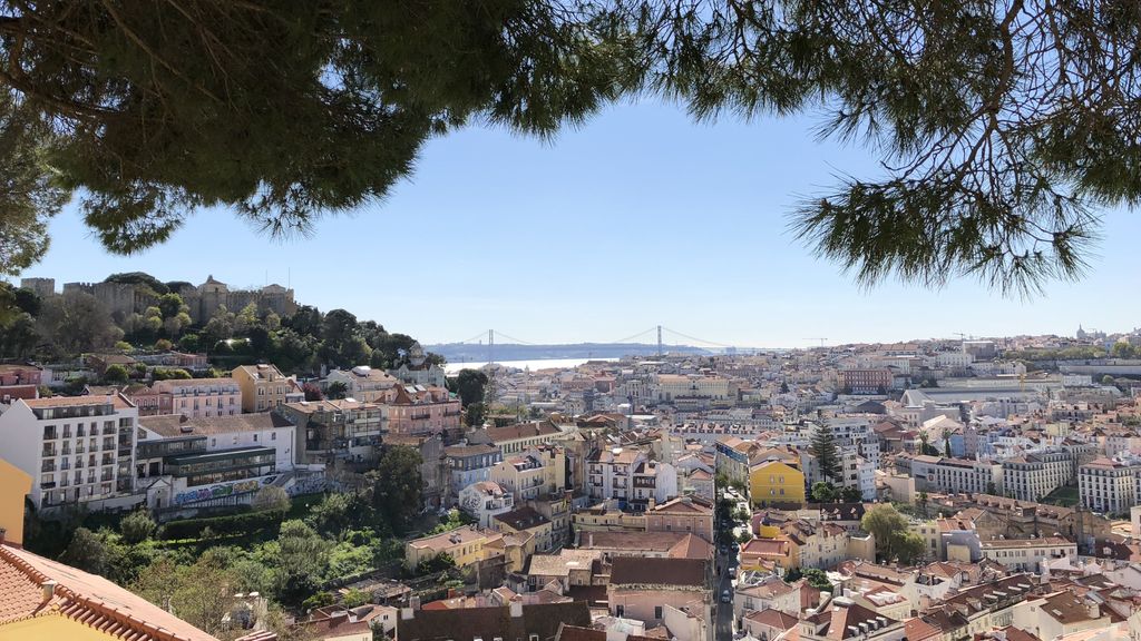 Sunny 3BDR Apartment in Graça by LovelyStay
