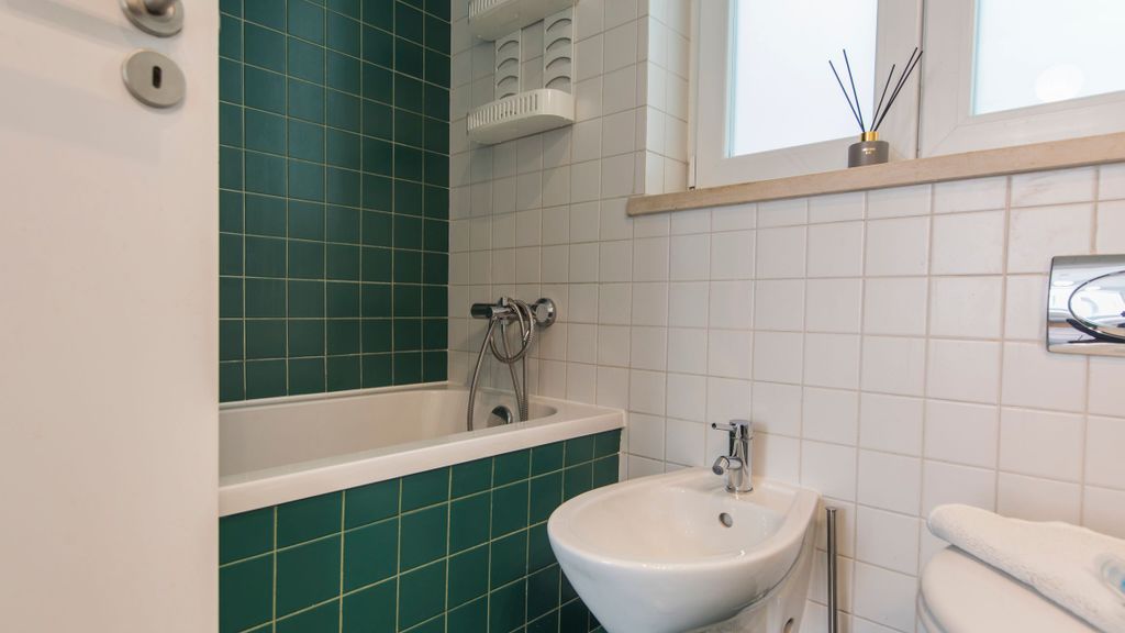 Sunny 3BDR Apartment in Graça by LovelyStay