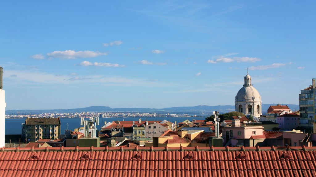 Sunny 3BDR Apartment in Graça by LovelyStay