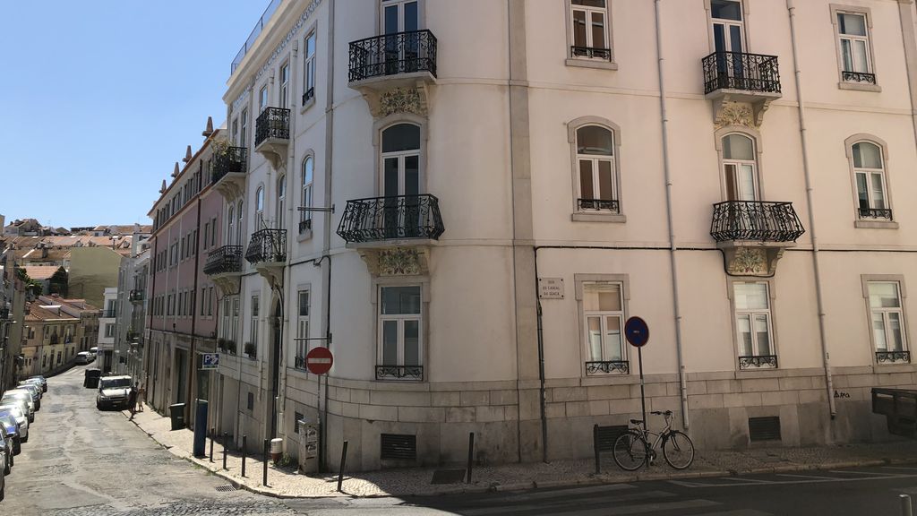 Sunny 3BDR Apartment in Graça by LovelyStay