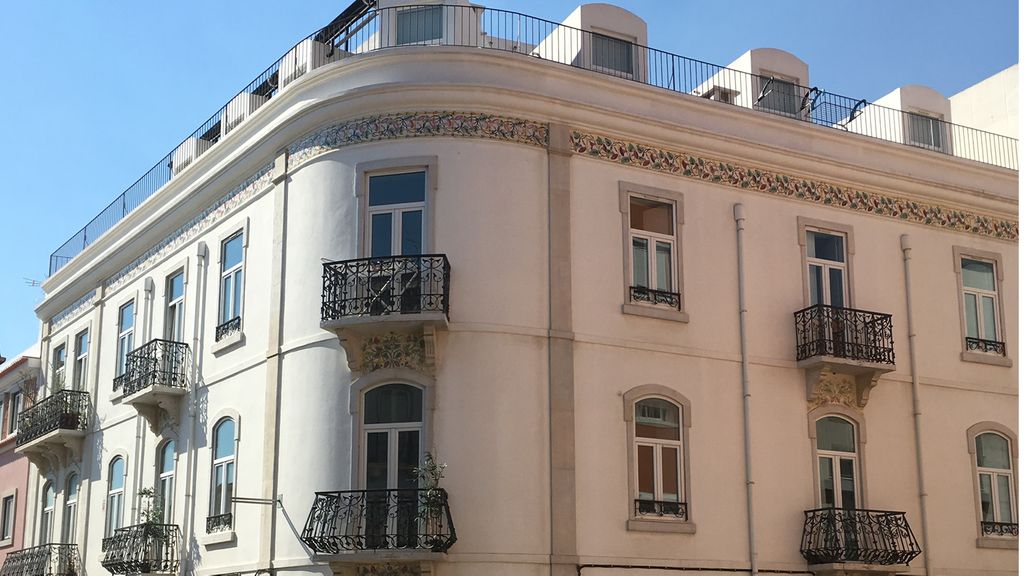 Sunny 3BDR Apartment in Graça by LovelyStay