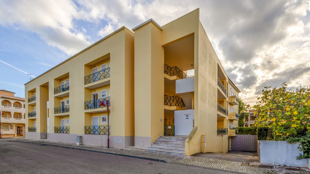 Rua Volta do Ártico 2, Edifício Laguna, RC
