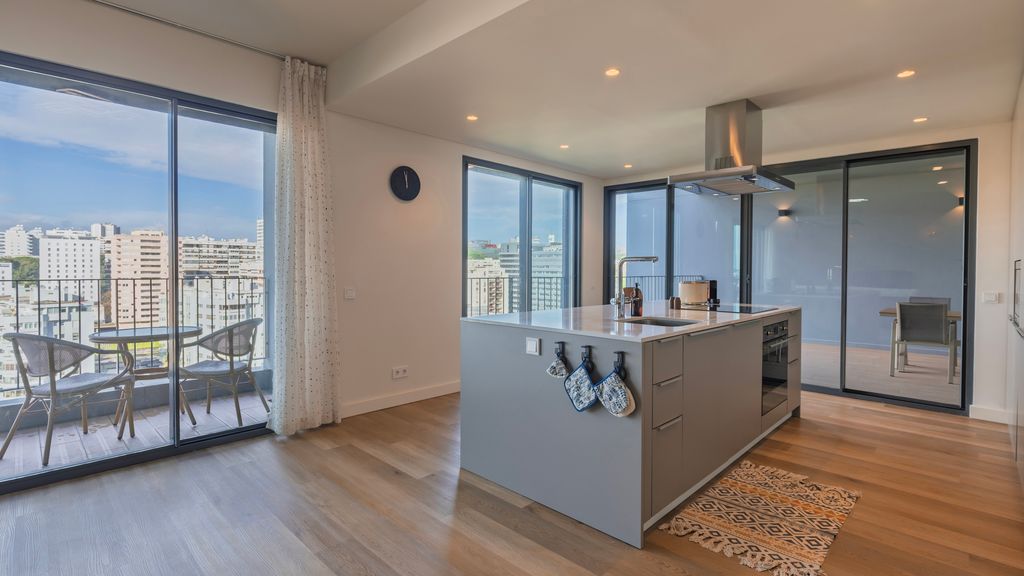 Gorgeous Apartment with city view by LovelyStay
