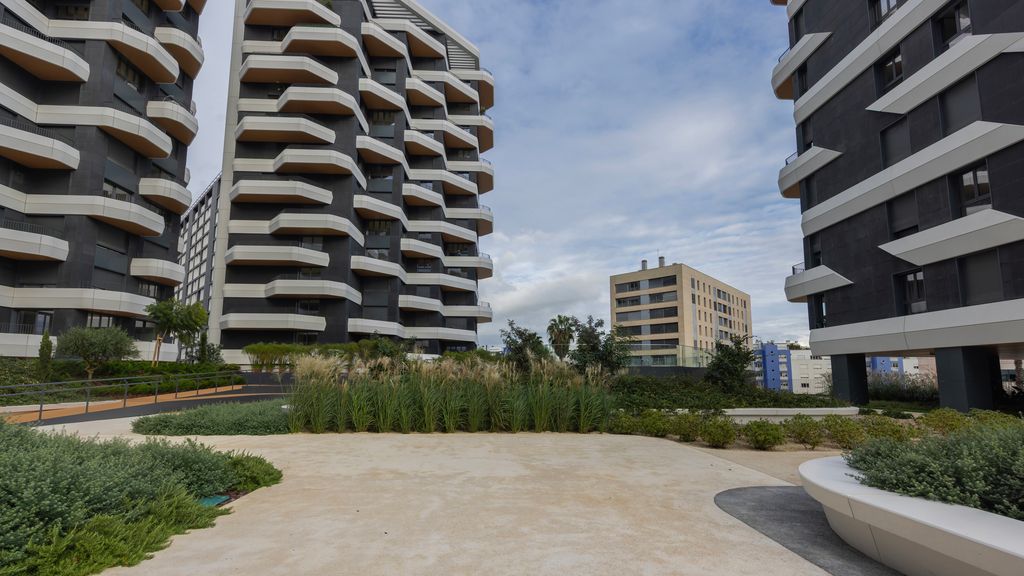 Upscale 1BDR with Pool & Parking by LovelyStay
