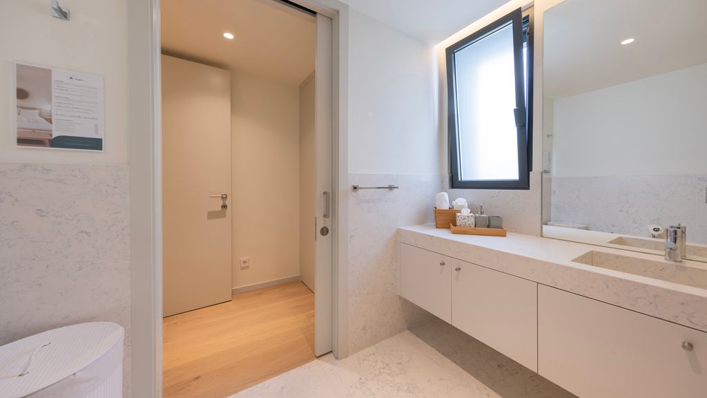 Upscale 1BDR with Pool & Parking by LovelyStay