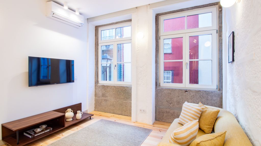 Bainharia 82: Stylish 1BR High Floor by LovelyStay