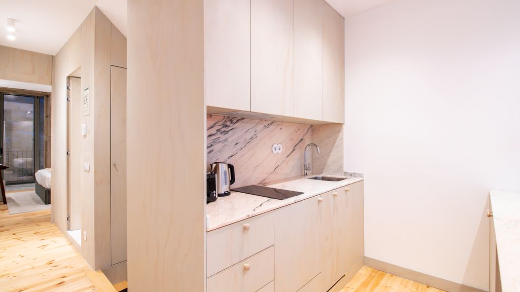 Bainharia 82: Stylish 1BR High Floor by LovelyStay
