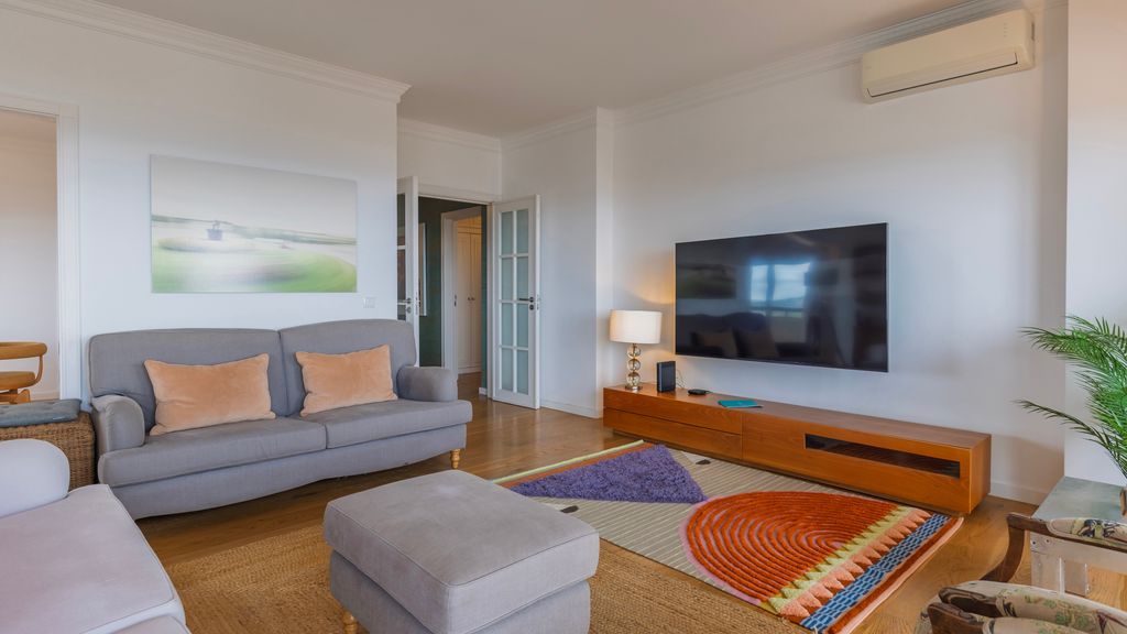 Royal 3BDR W/ Balcony & River View by LovelyStay