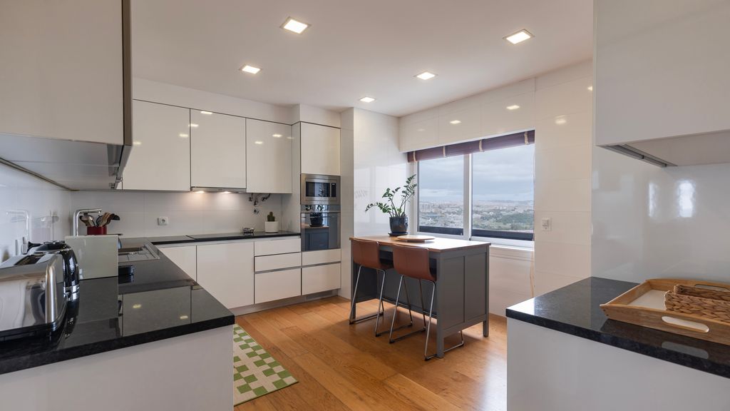 Royal 3BDR W/ Balcony & River View by LovelyStay