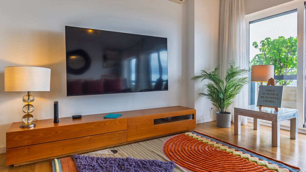 Royal 3BDR W/ Balcony & River View by LovelyStay