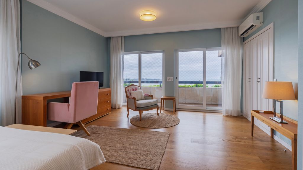 Royal 3BDR W/ Balcony & River View by LovelyStay